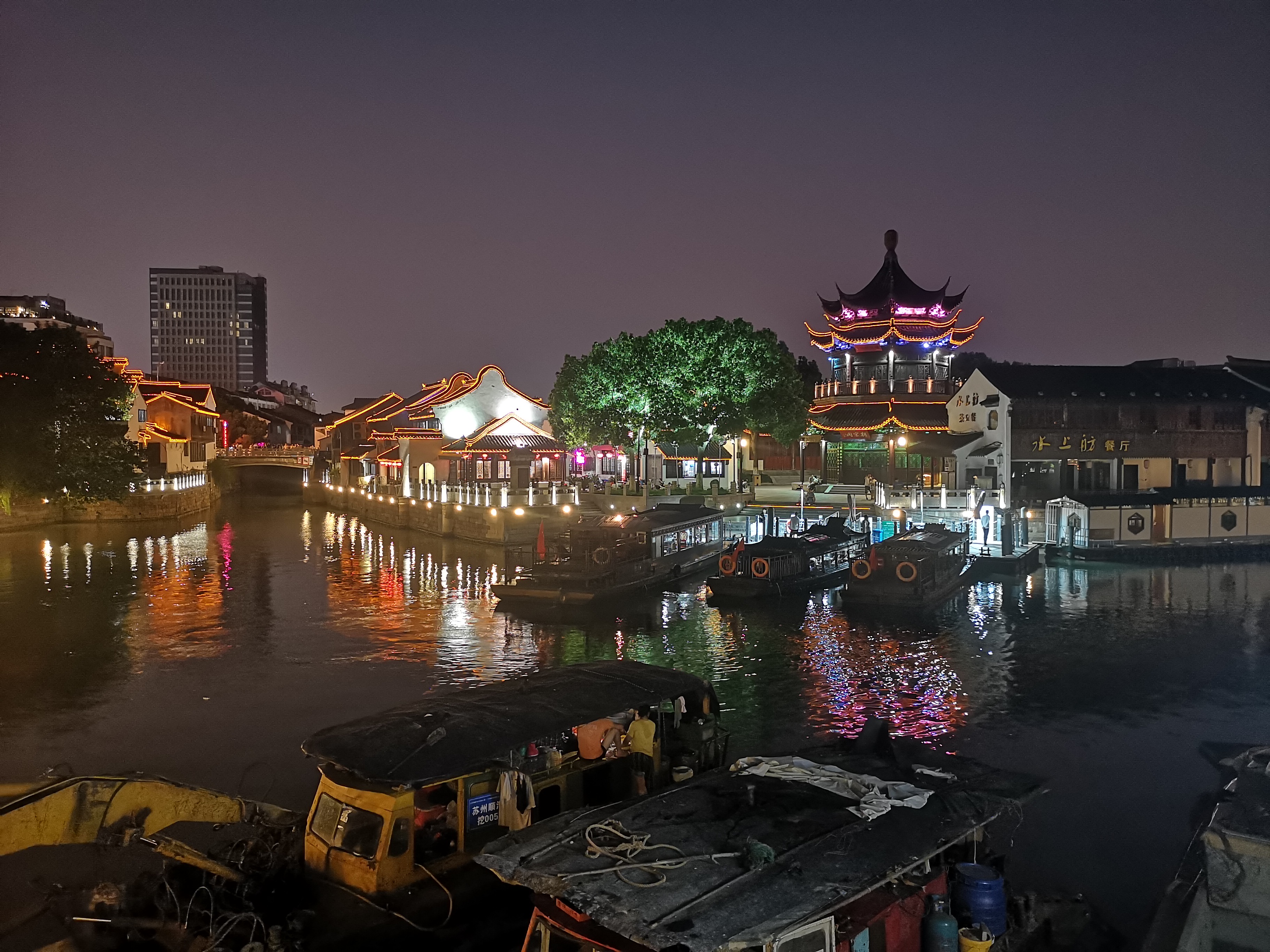 石路夜景图